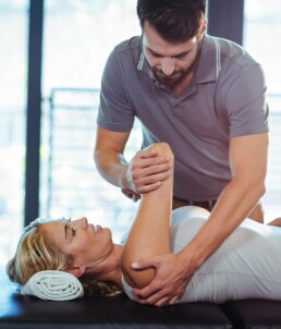 Eine Frau bekommt eine Massagebehandlung am Arbeitsplatz