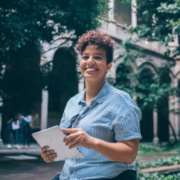 Frau mit einem sch&ouml;nen L&auml;cheln in urbaner Umgebung