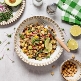 Leckerer Salat mit Quinoa, Kichererbsen, Avocado, Mango und diversen Kr&auml;utern