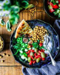 Gesunder Salat mit Kichererbsen, Bohnen, Oliven und Kräutern