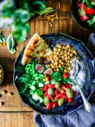 Gesunder Salat mit Kichererbsen, Bohnen, Oliven und Kräutern