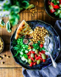 Gesunder Salat mit Kichererbsen, Bohnen, Oliven und Kräutern