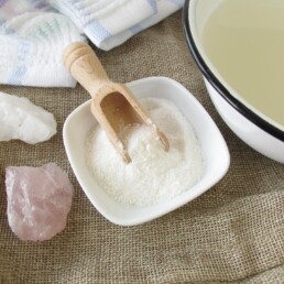 Schale mit Natron und Wasserbecken f&uuml;r ein Basenfussbad