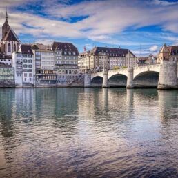 Massagekurier - Massage Basel - Blick vom Rheinufer auf die Stadt Basel